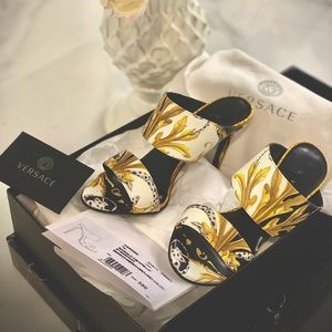 *NEW* Versace Black/Yellow Baroque Heels
Sz 35